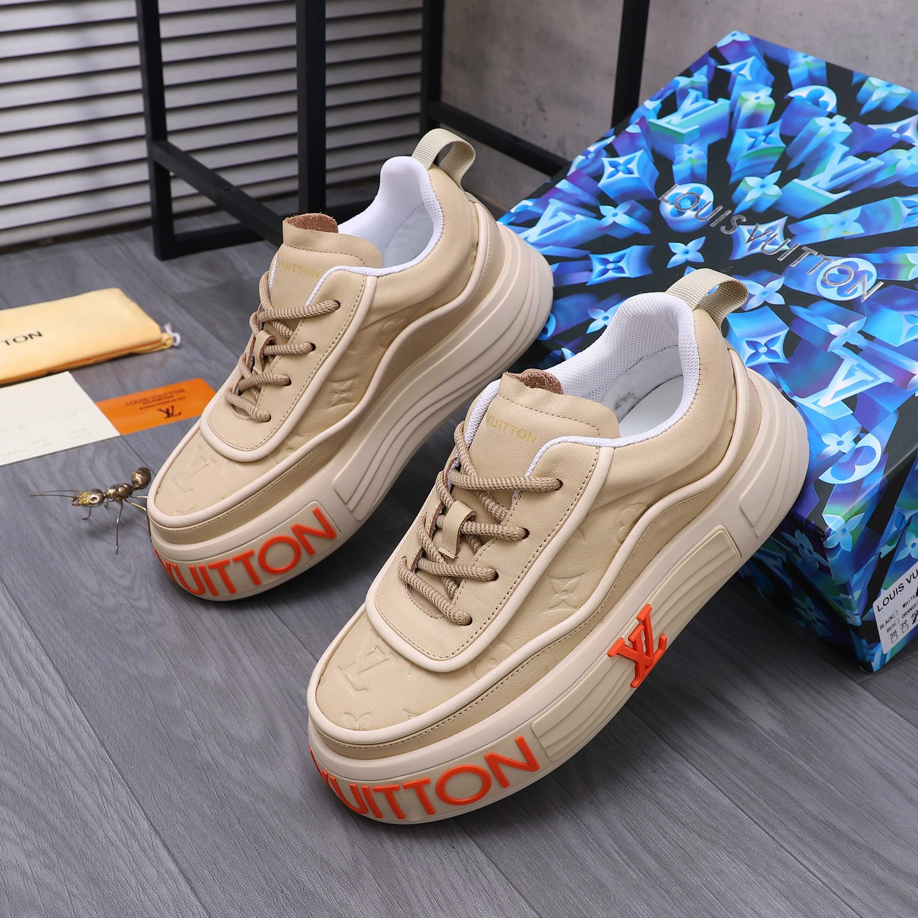 Men's shoes 💰560 Product trademark: LV [Louis Vuitton] casual shoes, regular size. Size: 38-46 (38.45.46 is custom-made and non-returnable) Product materials: Selected high-quality cowhide stitching embossed cowhide upper, cowhide insole, mesh lining, original outsole